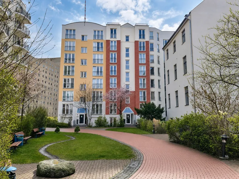 Alexanderplatz: Ruhige, möblierte 2-Zimmer-Neubauwohnung mit Tiefgarage und Doorman-Service — photo 1